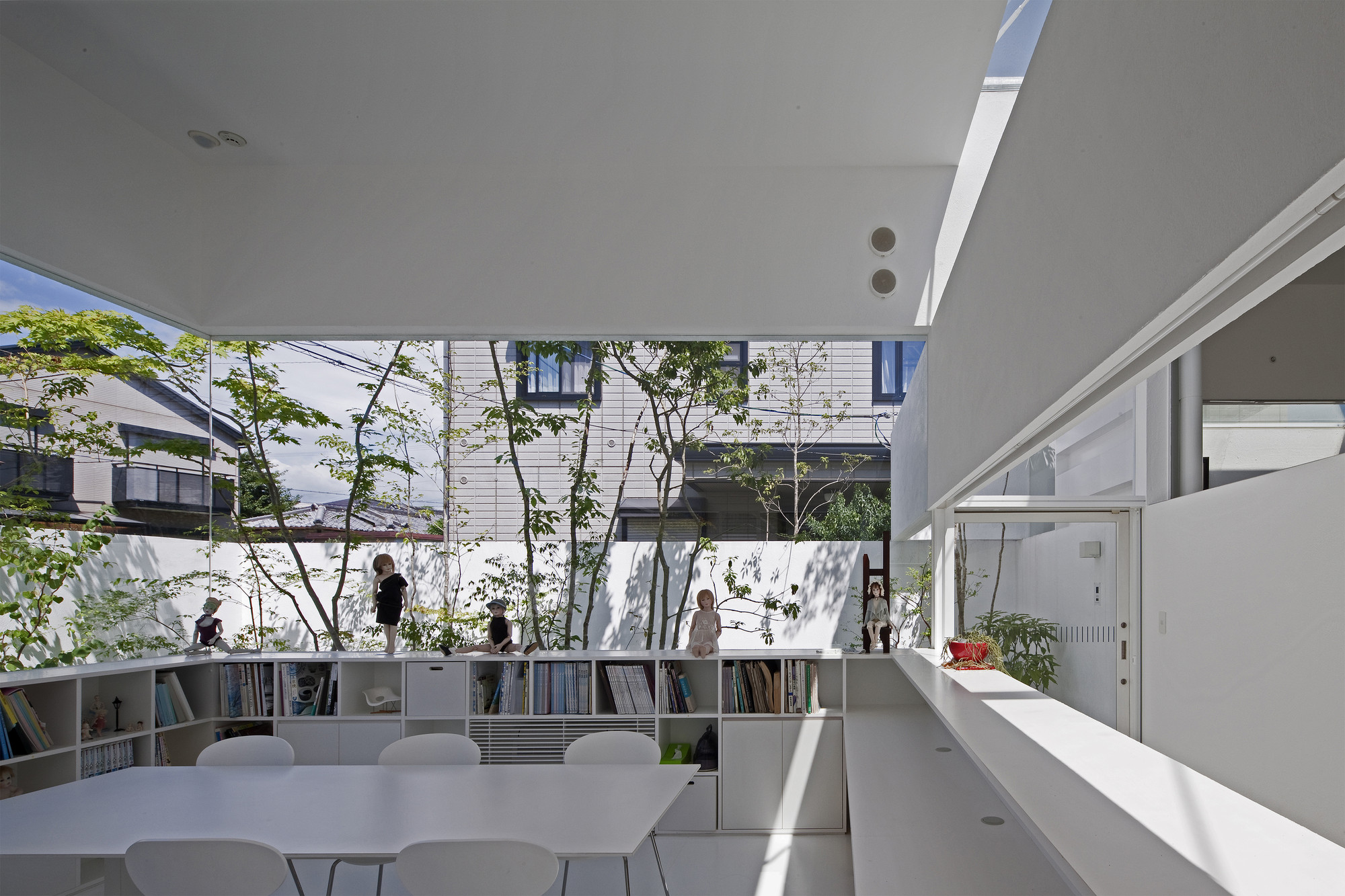 Kartasan House by Atelier Vens Vanbelle Has an Oak Tree at 